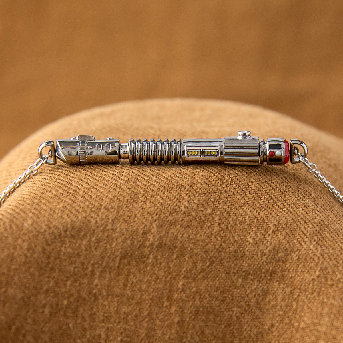 Detailed view of the rounded box chain and removable extender.